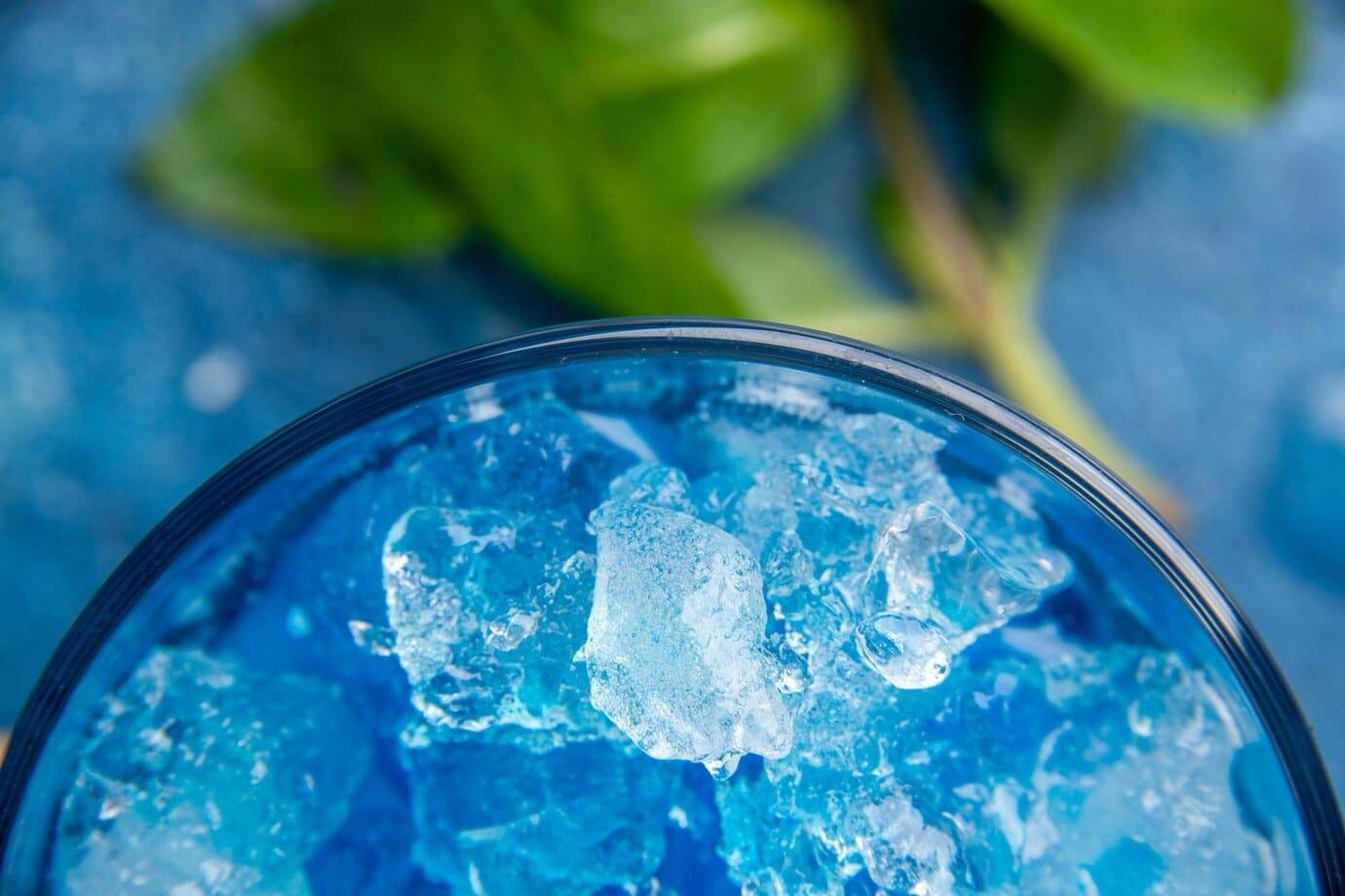 Beber água gelada é ruim para você? Riscos e benefícios - saúde da vida